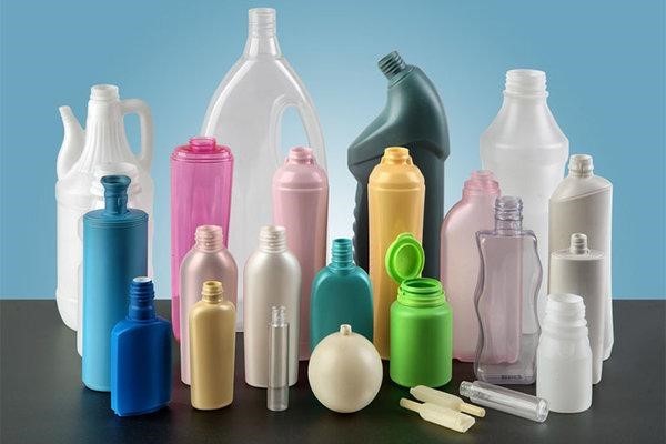 Các chất lỏng làm sạch trong gia đình thường được đựng trong vật liệu từ nhựa