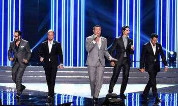 5 thành viên nhóm nhạc Backstreet Boys tái hợp trong đêm Chung kết Hoa hậu Mỹ.