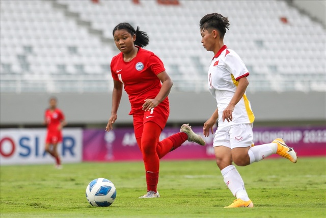 U18 nữ Việt Nam vươn lên vị trí nhì bảng A sau chiến thắng 9-0 trước U18 nữ Singapore. Ảnh: VFF