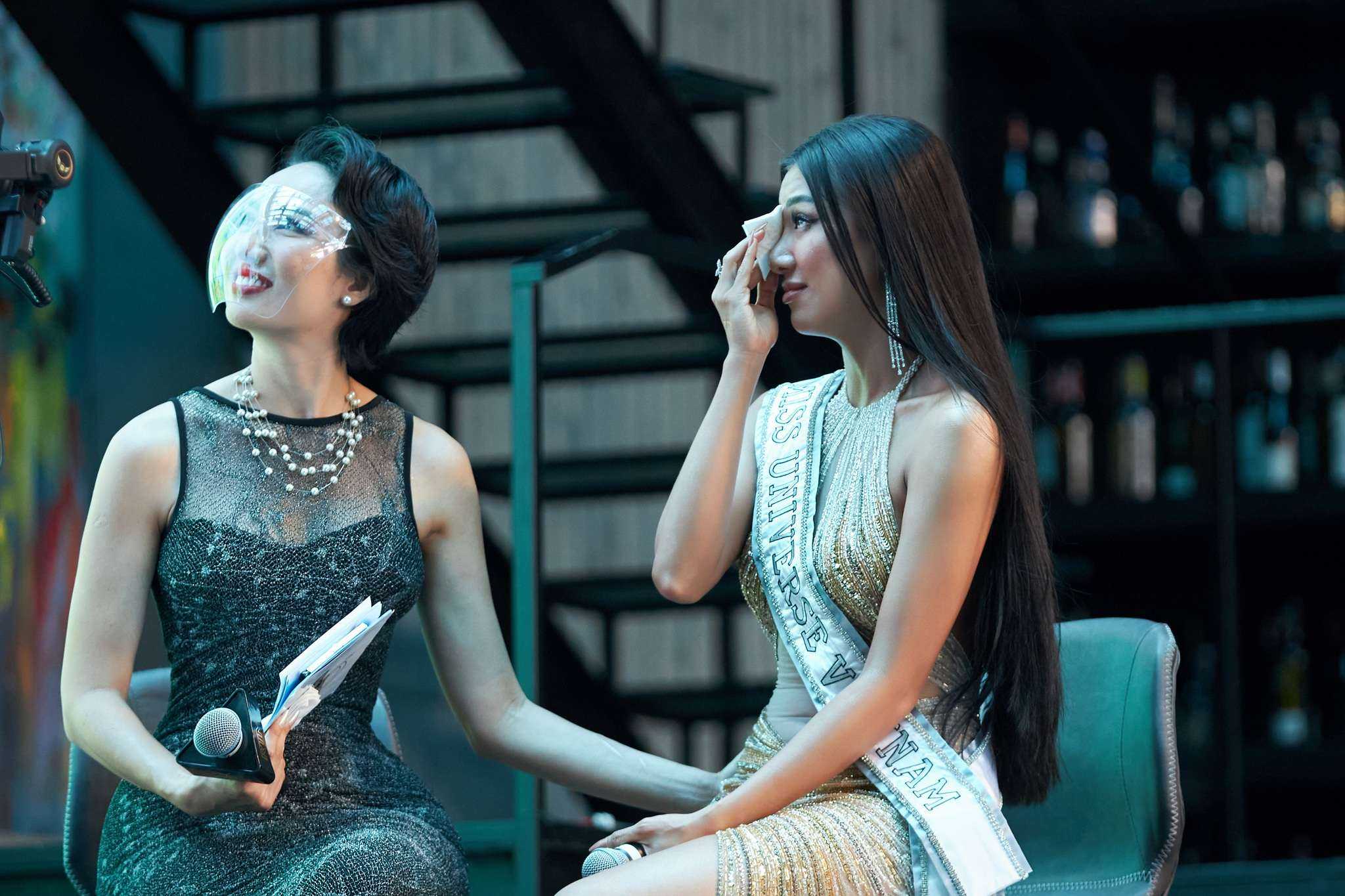 Á hậu Việt đầu tiên trong lịch sử được trao vương miện thi Hoa hậu Hoàn vũ - 8