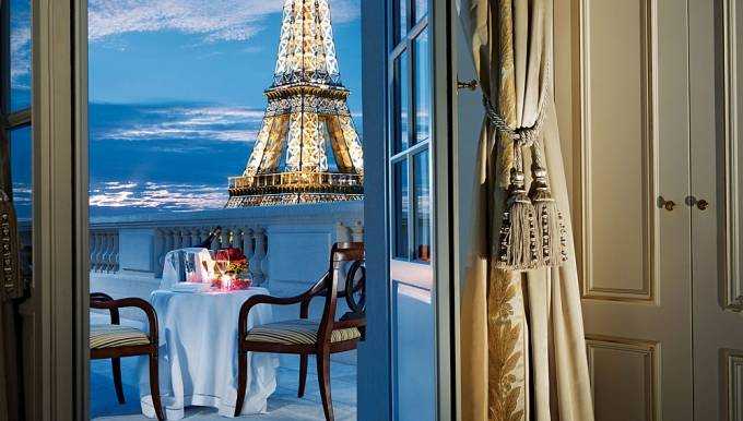 Bữa tối lãng mạn với view toàn cảnh ra tháp Eiffel rực rỡ. Ảnh: RobbReport