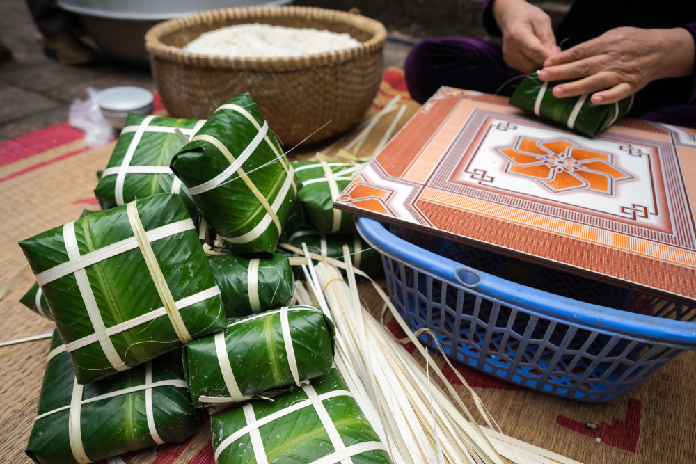 Gói bánh chưng ngày Tết giúp lưu giữ hương vị cổ truyền của người Việt