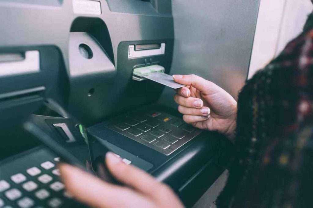 Sinh viên làm thẻ ATM ngân hàng nào an toàn, nhiều ưu đãi nhất?