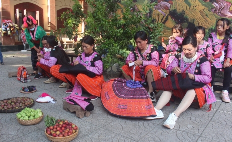 Sơn La: Đặc sắc nét đẹp trang phục dân tộc Mông hoa