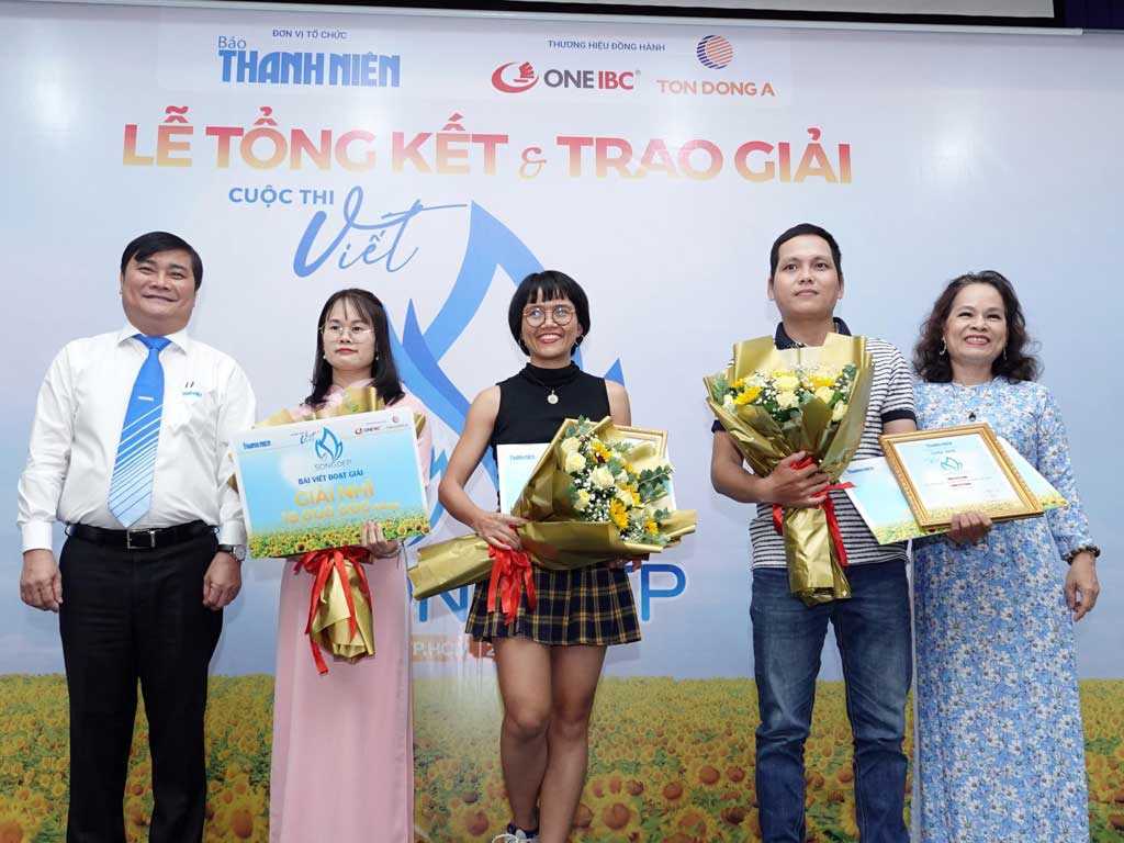 Sự kiện văn hóa nổi bật tuần qua: Trao giải cuộc thi viết 'Sống đẹp' do báo 'Thanh Niên' tổ chức  - ảnh 1