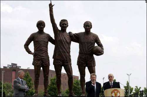 Bộ ba huyền thoại chính là bức tượng của ngài Bobby Charlton, George Best và Denis Law được dựng trước cửa sân Old Trafford từ năm 2008. Ảnh: AP.