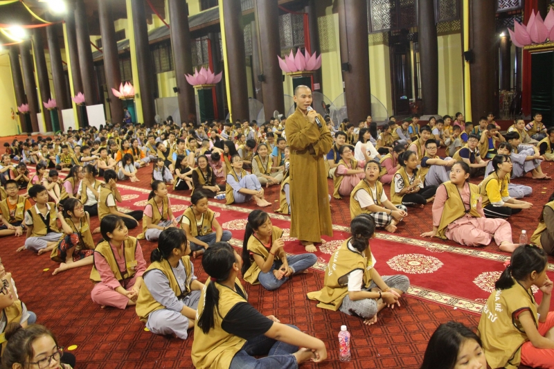 Trẻ em chăm chú lắng nghe sư thầy giảng đạo lý tại Cung Trúc Lâm Yên Tử, Quảng Ninh. Ảnh: T. Anh