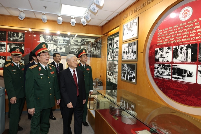 Tổng Bí thư Nguyễn Phú Trọng, Bí thư Quân ủy Trung ương thăm phòng truyền thống của Bệnh viện Trung ương Quân đội 108, nhân kỷ niệm 70 năm ngày truyền thống và đón nhận danh hiệu Anh hùng Lao động thời kỳ đổi mới của Bệnh viện (Ảnh: TTXVN)