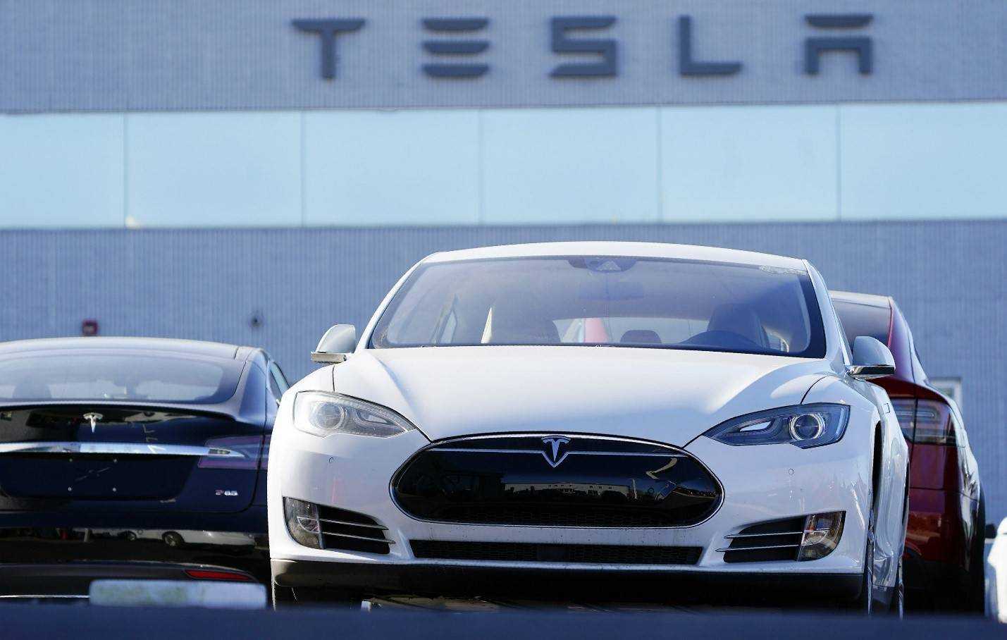 Điều gì khiến doanh số xe điện Tesla giảm 70% ở Trung Quốc?