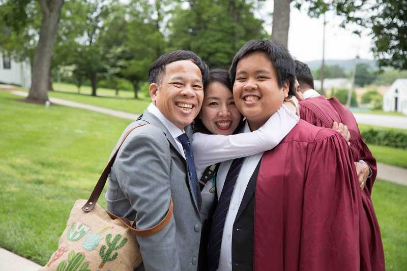 Đỗ Nhật Nam vui vẻ cùng gia đình trong lễ tốt nghiệp tại nước ngoài.