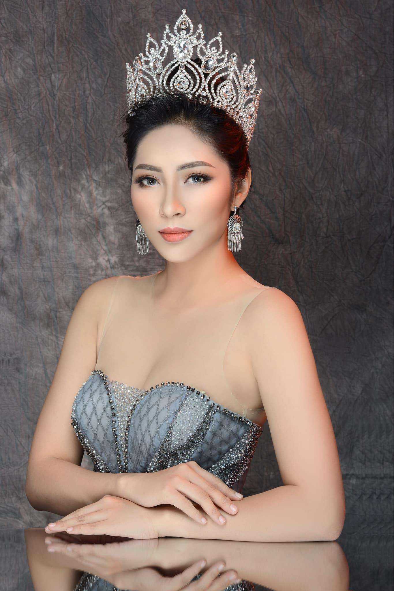 Hoa hậu vừa ly hôn Đặng Thu Thảo đẹp rạng rỡ trong những bộ đầm dạ hội - ảnh 2