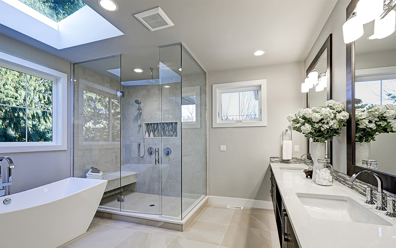 Phòng tắm thiết kế có cửa sổ nhìn ra vườn mang đến sự thư giãn và tăng tính thẩm mỹ