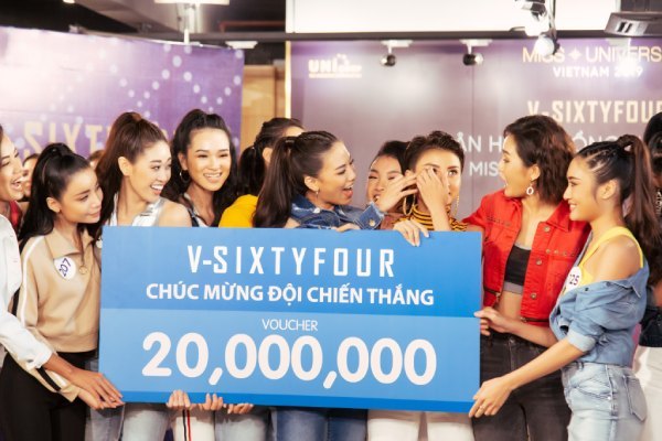  
Nhóm giành chiến thắng nhận phần thưởng là voucher 20 triệu đồng mua sắm tại cửa hàng V-SIXTYFOUR.