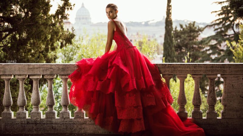 Các thiết kế của Valentino tỉ mỉ và tinh tế trong từng chi tiết nên rất được lòng các quý cô