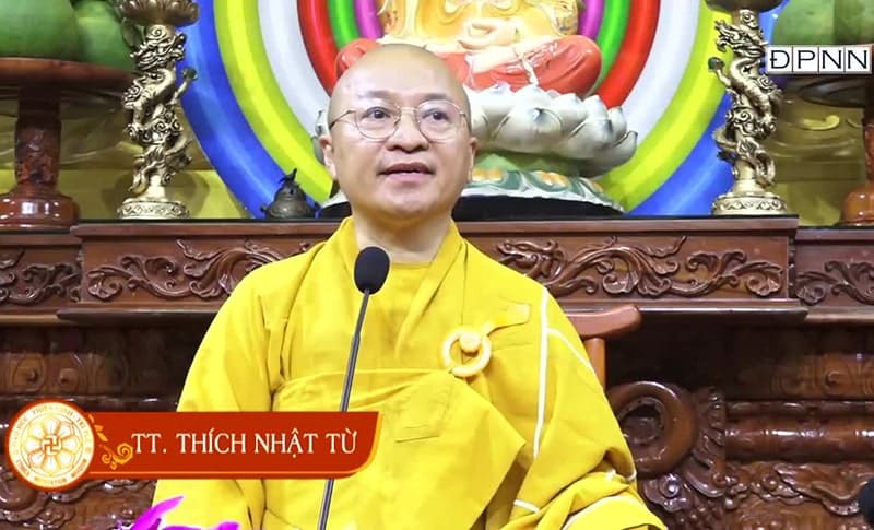 "Vứt bát hương, đồ thờ cúng xuống sông là một niềm tin sai lầm" - theo Thượng tọa Thích Nhật Từ.