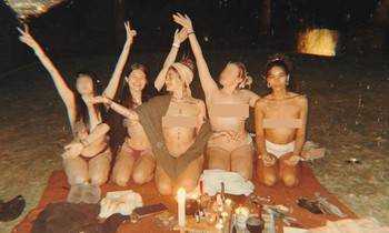 Sao Hollywood: Con gái Michael Jackson cùng hội bạn để ngực trần làm nghi lễ trăng tròn