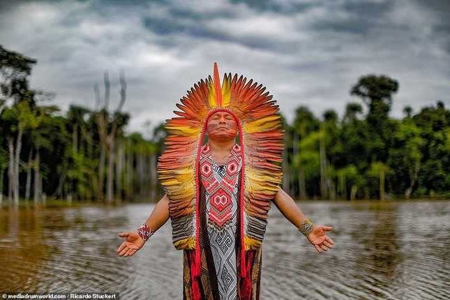 Người đàn ông da đỏ hòa mình với thiên nhiên trong trang phục truyền thống của bộ lạc