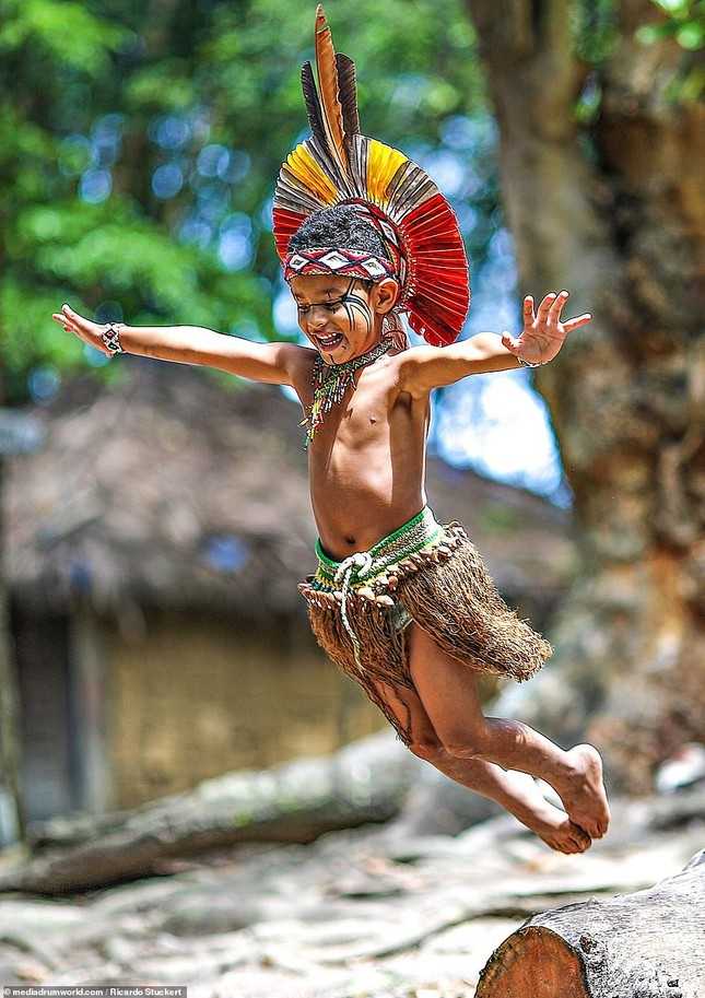 Một đứa trẻ thổ dân hạnh phúc chơi đùa giữa thiên nhiên hoang dã