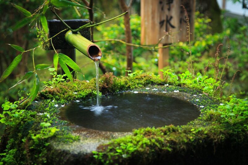 Tiểu cảnh thác nước vườn Nhật Tsukubai đơn giản