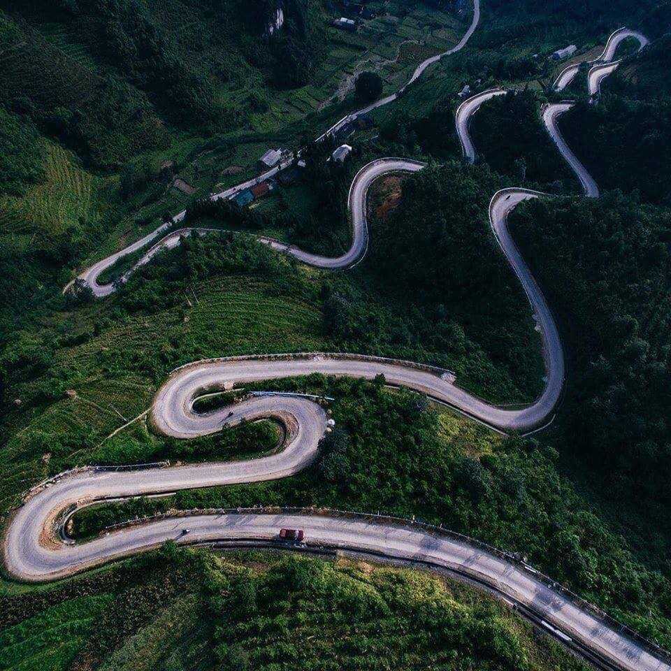 Du lịch Việt Nam- Cảnh đẹp Việt Nam -Những con đường quanh co, uốn khúc như những tấm lụa trắng phủ quanh sườn đồi. Ảnh: Sưu tầm