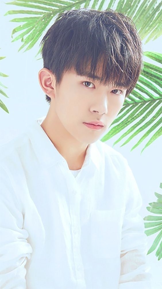 
13. Em út của nhóm nhạc nổi tiếng xứ Trung TFBOYS – Dịch Dương Thiên Tỉ, xuất sắc trong cả lĩnh vực âm nhạc và diễn xuất.