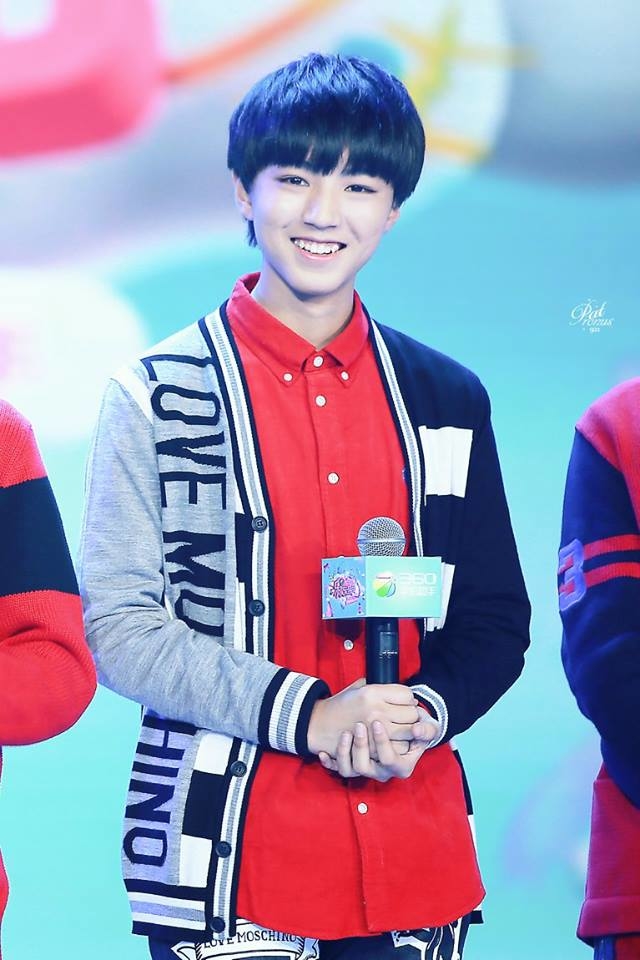 
1. Vương Tuấn Khải – Trưởng nhóm của TFBOYS, là gương mặt được nhiều fan ưu ái nhất, anh chàng đã xuất sắc "vượt mặt" nhiều đàn anh để trở thành cái tên nổi tiếng nhất trong danh sách này.