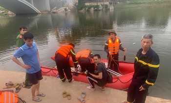 Công an Lạng Sơn sử dụng phương tiện cứu hộ cứu nạn tìm kiếm người thanh niên nhảy cầu. - Ảnh: Duy Chiến 