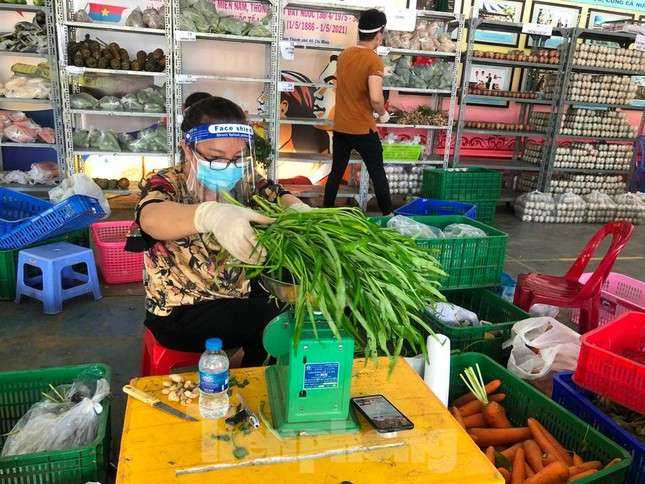 'Siêu thị dã chiến' ở Sài Gòn mỗi ngày giao 500 đơn hàng ảnh 2