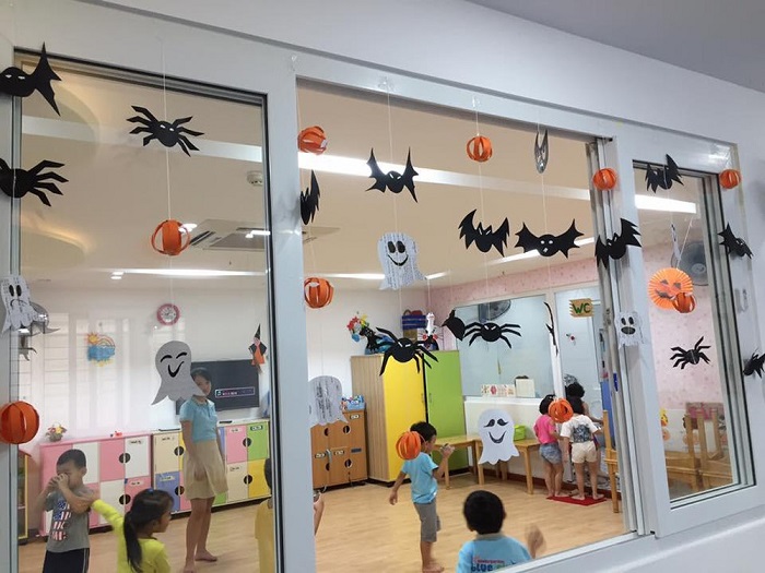 Trang trí cửa lớp mầm non ngày halloween