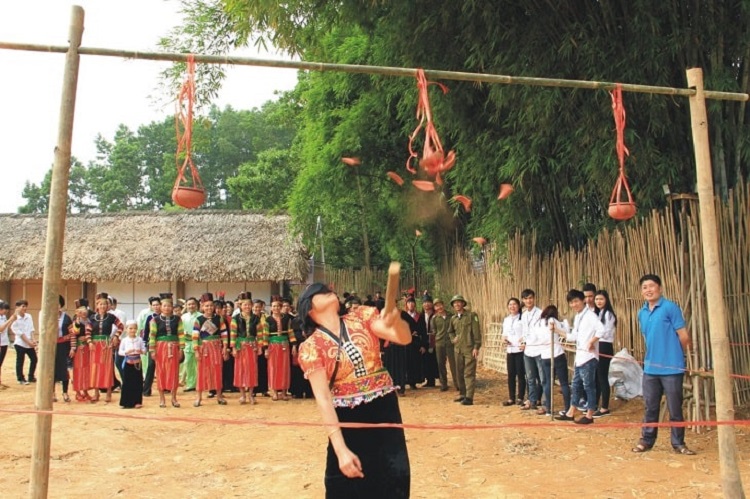 Tổng hợp các trò chơi dân gian truyền thống trong Tết cổ truyền dân tộc: Đập niêu đất