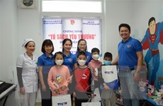 Thanh niên TTXVN trao tặng 'Tủ sách yêu thương' cho các bệnh nhi