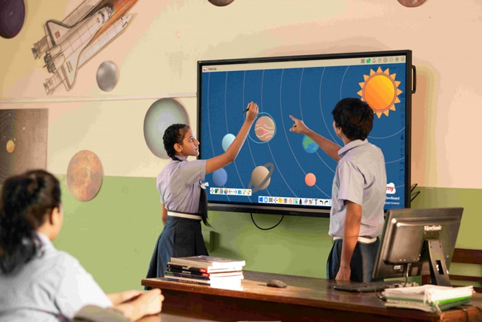 Sử dụng màn hình tương tác thông minh là một hướng ứng dụng công nghệ trong giáo dục mới.