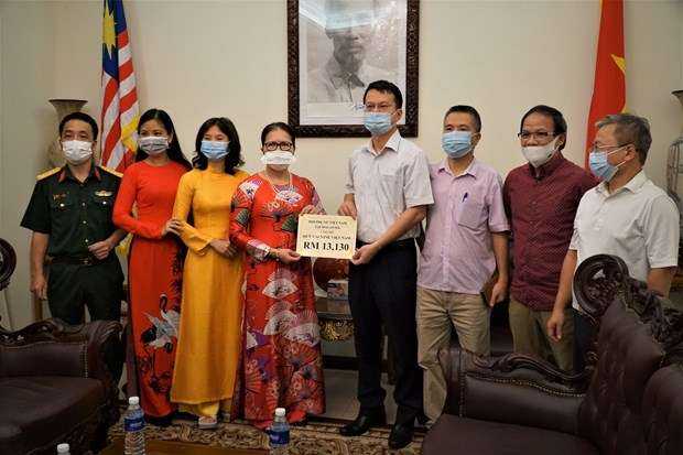 Dai su quan Viet Nam tai Malaysia tiep nhan ung ho Quy vaccine hinh anh 1