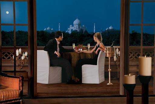 Bữa tối lãng mạn cho 2 người. Ảnh: India Raju