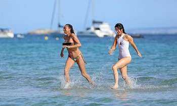 Vợ cũ tay vợt huyền thoại Boris Becker để ngực trần tắm biển gây sốc