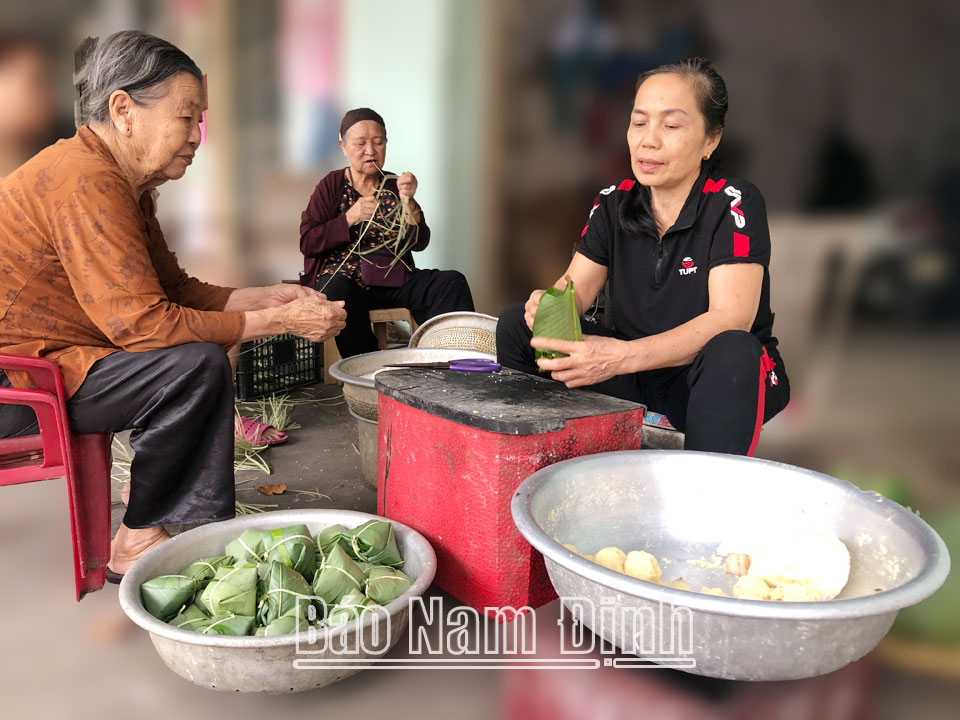 Hàng năm, vào dịp cận Tết Nguyên đán, gia đình bà Nguyễn Thị Mai, xã Nghĩa An (Nam Trực) cùng quây quần gói bánh chưng.