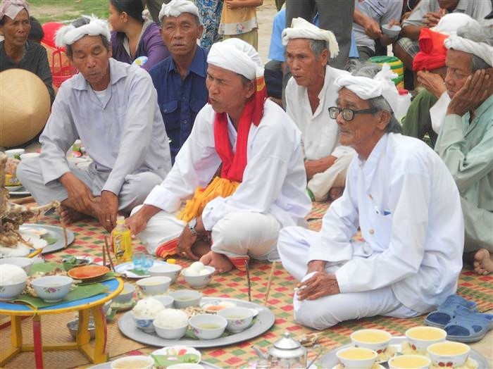 Trong phép tắc ăn uống của người Chăm, những vị chức sắc luôn được bố trí ngồi mâm trên (Trong ảnh: Các vị chức sắc đang thực hiện một nghi lễ cúng)