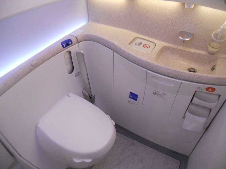 Nhà vệ sinh trên máy bay BOEING B787 của Vietnam Airlines
