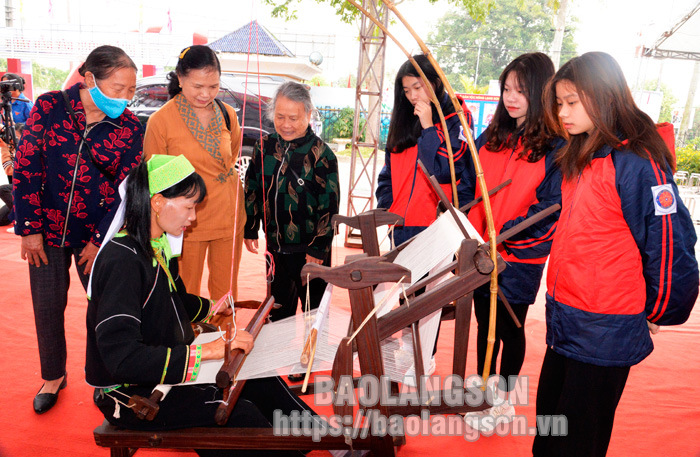 Khai mạc Triển lãm chuyên đề “Giới thiệu, trình diễn di sản văn hóa các dân tộc Nùng, Tày, Dao tỉnh Lạng Sơn” - Ảnh 3.