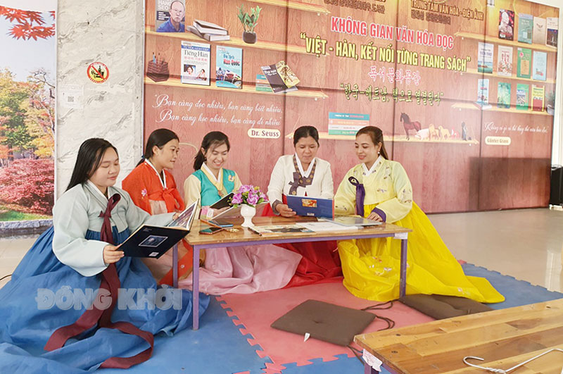 Một góc không gian sách “Việt - Hàn kết nối từng trang sách” nhân Ngày hội Văn hóa Việt Nam - Hàn Quốc tại tỉnh Bến Tre.