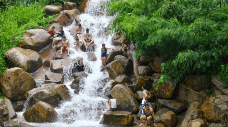 Tắm suối trong khu du lịch Thủy Châu (Ảnh ST)