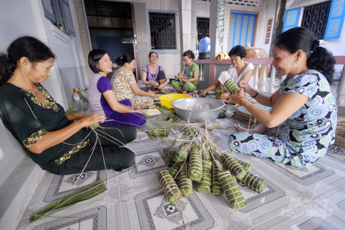 Người dân Khmer gói bánh tét ăn Tết Chôl Chnăm Thmây. Ảnh: Lê Hoàng Vũ.