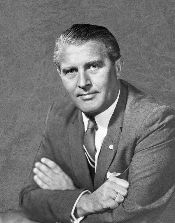 Wernher von Braun, nhà khoa học Đức được Mỹ tuyển trong Chiến dịch Kẹp giấy. Ảnh: Wikimedia Commons.