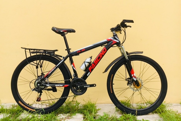 Thiết bánh xe có gai giúp bám đường tốt trên xe đạp Fascino