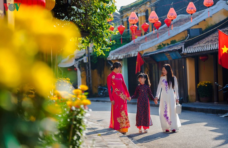 Điều nên làm trong ngày Têt là xuất hành ngày Tết mang lại nhiều điều may. Ảnh minh họa - Nguồn Internet.