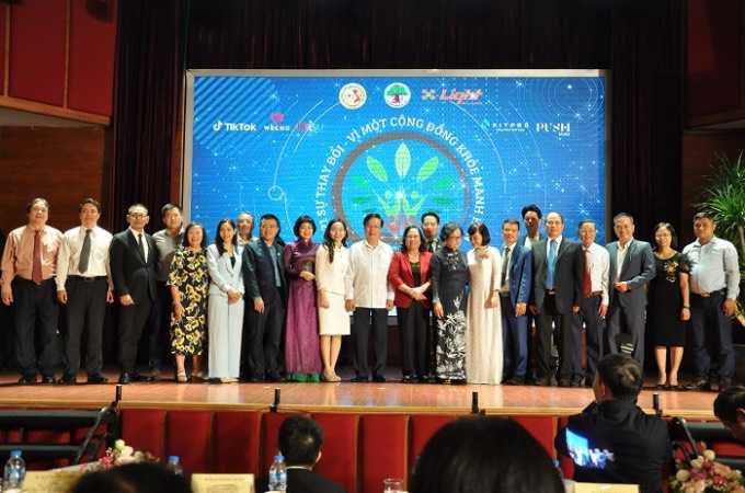 chương trình “2021 – Sự thay đổi vì một cộng đồng khỏe mạnh hơn” do Hội Giáo dục chăm sóc sức khỏe cộng đồng Việt Nam (VACHE) phối hợp với Hội người cao tuổi, Viện phát triển sức khỏe cộng đồng Ánh sáng tổ chức
