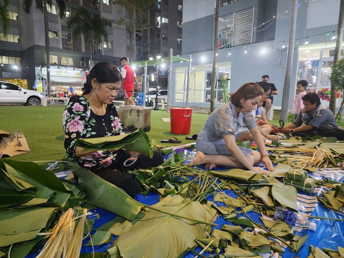 Hình ảnh cư dân chung cư quây quần gói bánh chưng đón Tết - Ảnh 8.