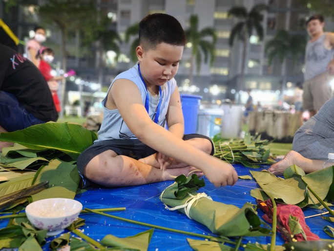 Hình ảnh cư dân chung cư quây quần gói bánh chưng đón Tết - Ảnh 5.