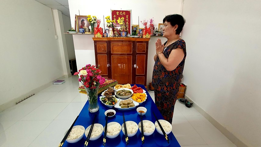 Những gia đ&igrave;nh c&oacute; điều kiện kh&aacute; giả c&oacute; thể b&agrave;y th&ecirc;m nhiều m&oacute;n ngon, vật lạ&nbsp;kh&aacute;c để c&uacute;ng &ocirc;ng b&agrave; nhưng đối với những gia đ&igrave;nh ngh&egrave;o th&igrave; m&acirc;m c&uacute;ng &ocirc;ng b&agrave; cũng đơn giản chủ yếu l&agrave; tấm l&ograve;ng hướng về những người đ&atilde; khuất.